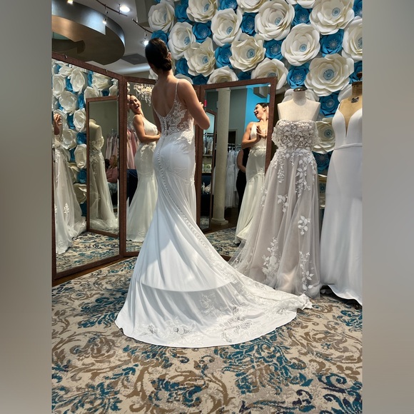 Wedding dress - Picture 8 of 15